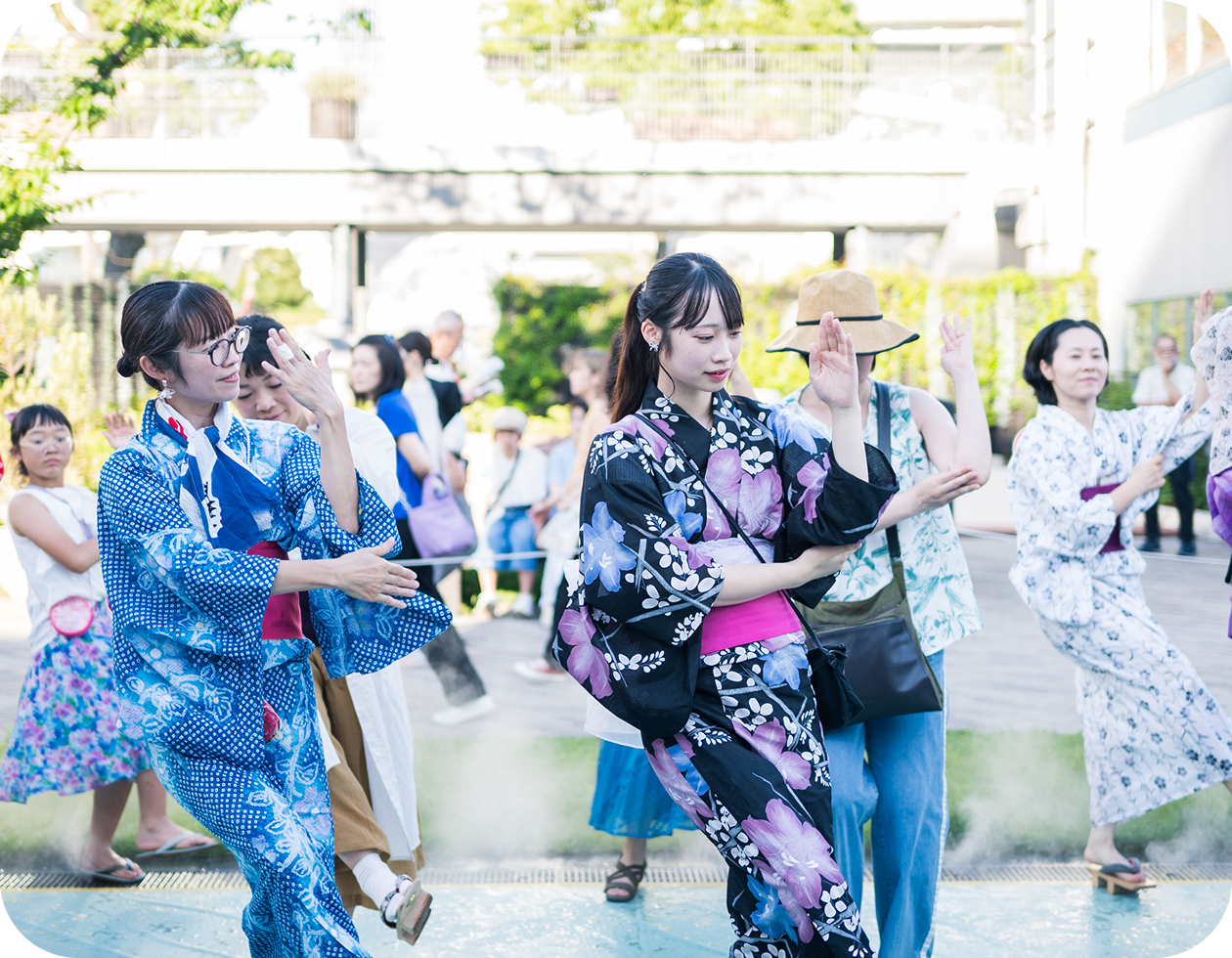 郡上おどりに参加する人々